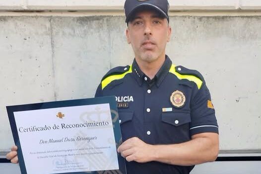 La Guàrdia Civil fa un reconeixement a un agent de la Policia Local d’Ulldecona en els actes del 12 d’octubre