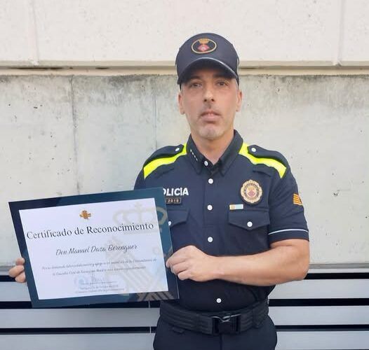 La Guàrdia Civil fa un reconeixement a un agent de la Policia Local d’Ulldecona en els actes del 12 d’octubre