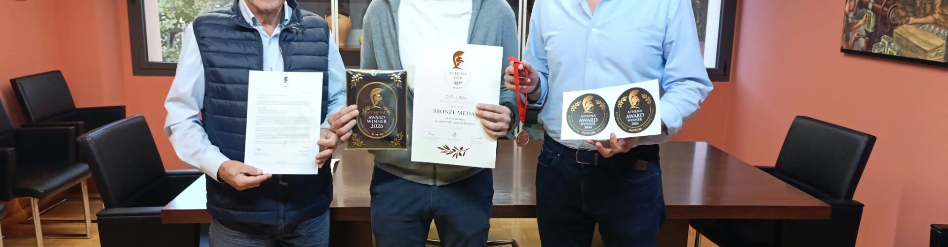 La cooperativa Soldebre recull a Jesús la medalla de bronze guanyada a Grècia amb el seu oli Aureum