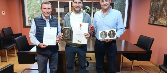 La cooperativa Soldebre recull a Jesús la medalla de bronze guanyada a Grècia amb el seu oli Aureum