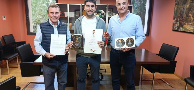 La cooperativa Soldebre recull a Jesús la medalla de bronze guanyada a Grècia amb el seu oli Aureum
