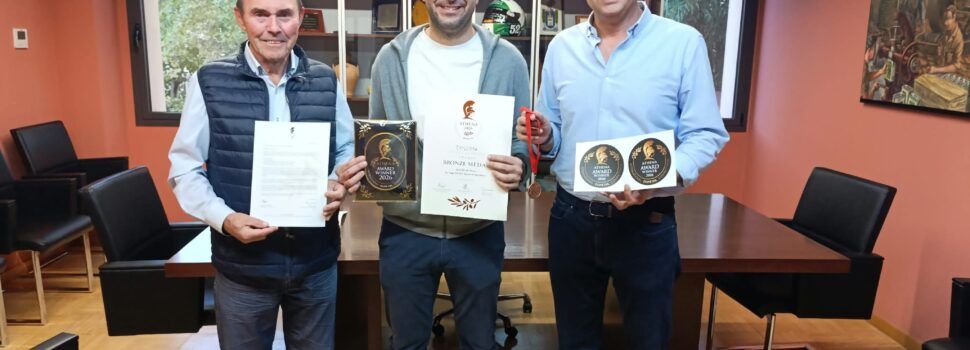 La cooperativa Soldebre recull a Jesús la medalla de bronze guanyada a Grècia amb el seu oli Aureum