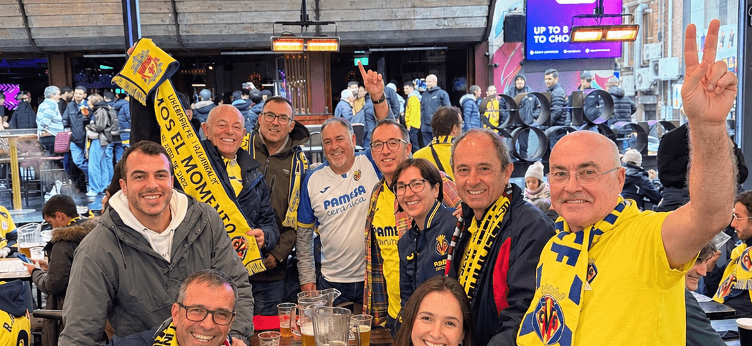 La Penya Llagostí Groc, animant el Villarreal CF a Liverpool