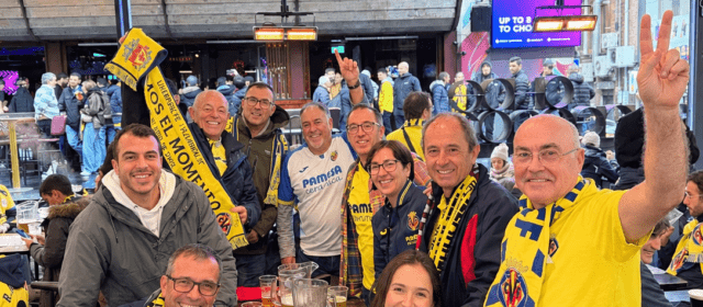 La Penya Llagostí Groc, animant el Villarreal CF a Liverpool