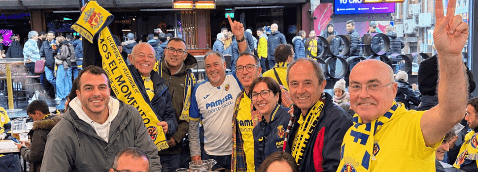 La Penya Llagostí Groc, animant el Villarreal CF a Liverpool