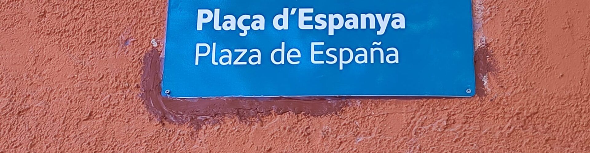 La plaça d’Espanya estrena retolació bilingüe en aplicació del nou reglament lingüístic