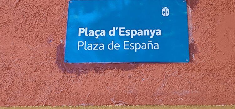 La plaça d’Espanya estrena retolació bilingüe en aplicació del nou reglament lingüístic