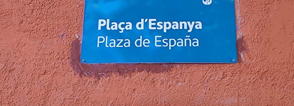 La plaça d’Espanya estrena retolació bilingüe en aplicació del nou reglament lingüístic