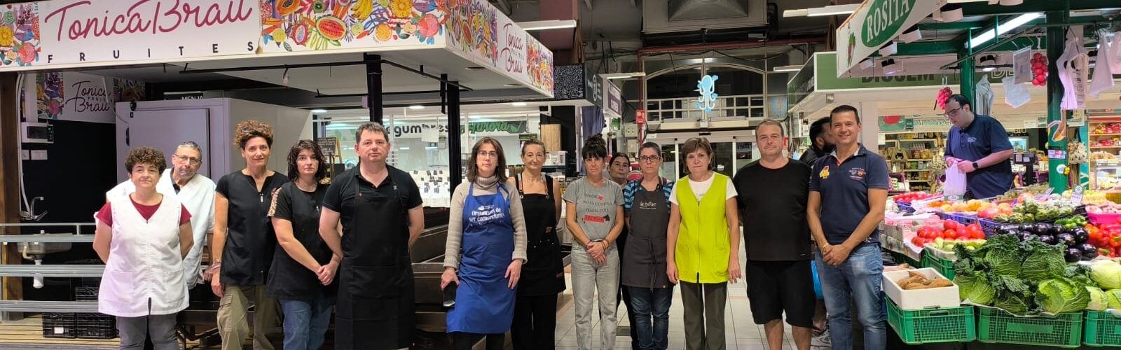 El Mercat Central de Benicarló guarda un minut de silenci per les víctimes de l’accident ferroviari