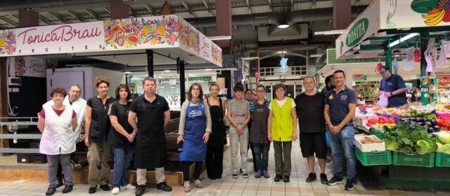 El Mercat Central de Benicarló guarda un minut de silenci per les víctimes de l’accident ferroviari