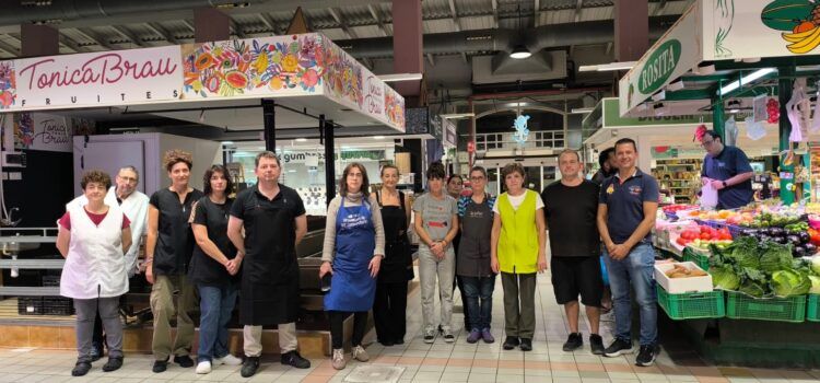 El Mercat Central de Benicarló guarda un minut de silenci per les víctimes de l’accident ferroviari
