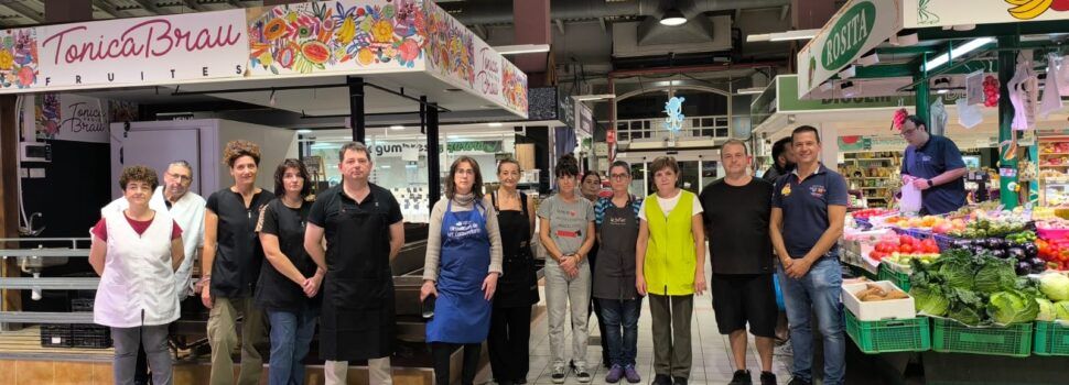 El Mercat Central de Benicarló guarda un minut de silenci per les víctimes de l’accident ferroviari