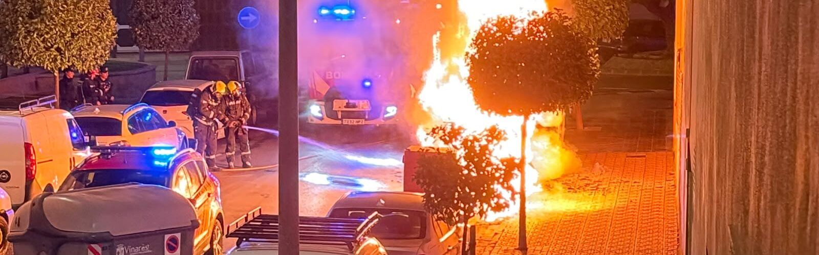 Crema una illa de contenidors al carrer d’Astúries de Vinaròs