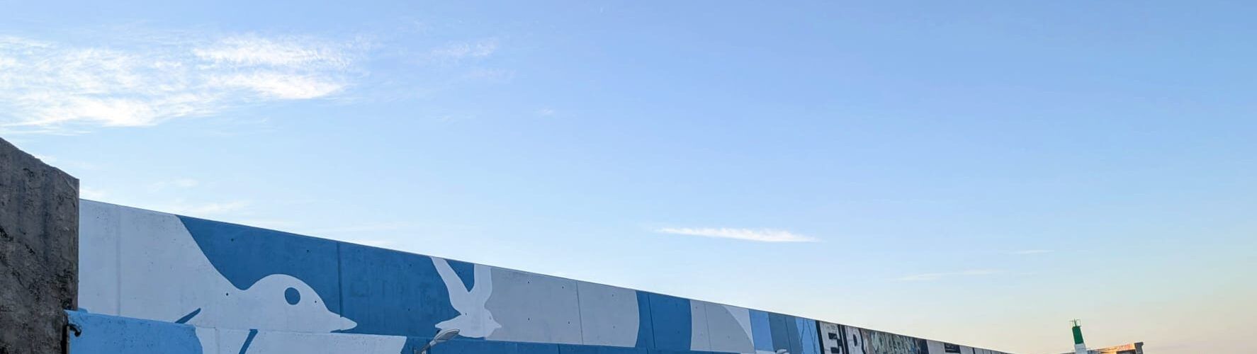 Benicarló transforma el mur del port amb un mural de 1.400 m2 que fusiona el cel i la mar