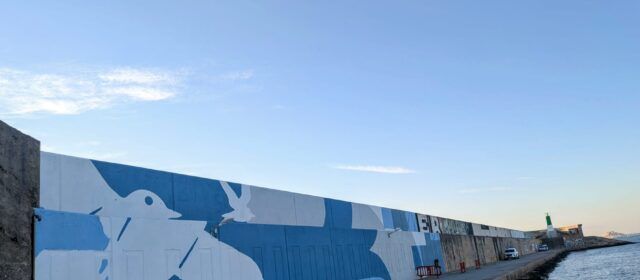 Benicarló transforma el mur del port amb un mural de 1.400 m2 que fusiona el cel i la mar
