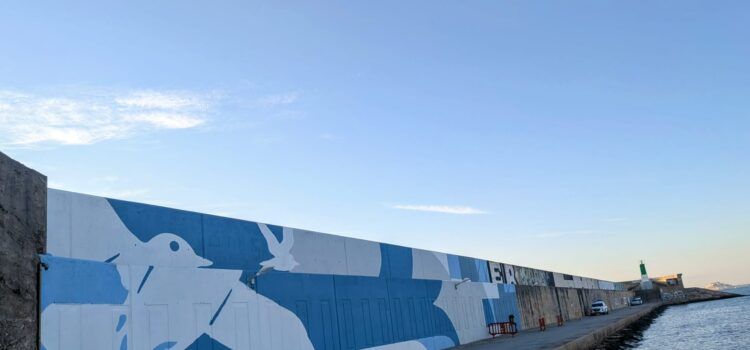 Benicarló transforma el mur del port amb un mural de 1.400 m2 que fusiona el cel i la mar