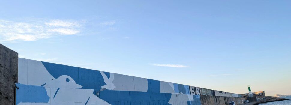 Benicarló transforma el mur del port amb un mural de 1.400 m2 que fusiona el cel i la mar
