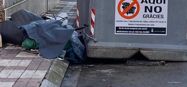 L’Ajuntament de l’Aldea ja ha imposat 30 sancions per abocaments incívics fora de les illes de contenidors